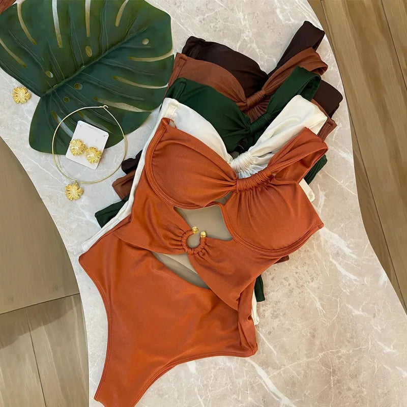 One-Soulder Twisted One-Piece – Stålstøtte, hul, metallspenne