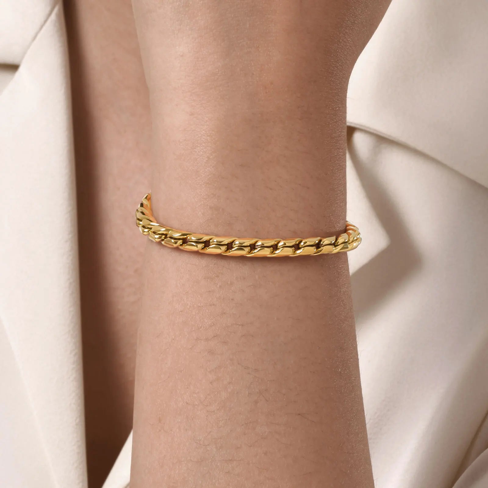 Elegant Gold Stainless Steel Bracelet – Durable, Hypoallergenic & Timeless Style