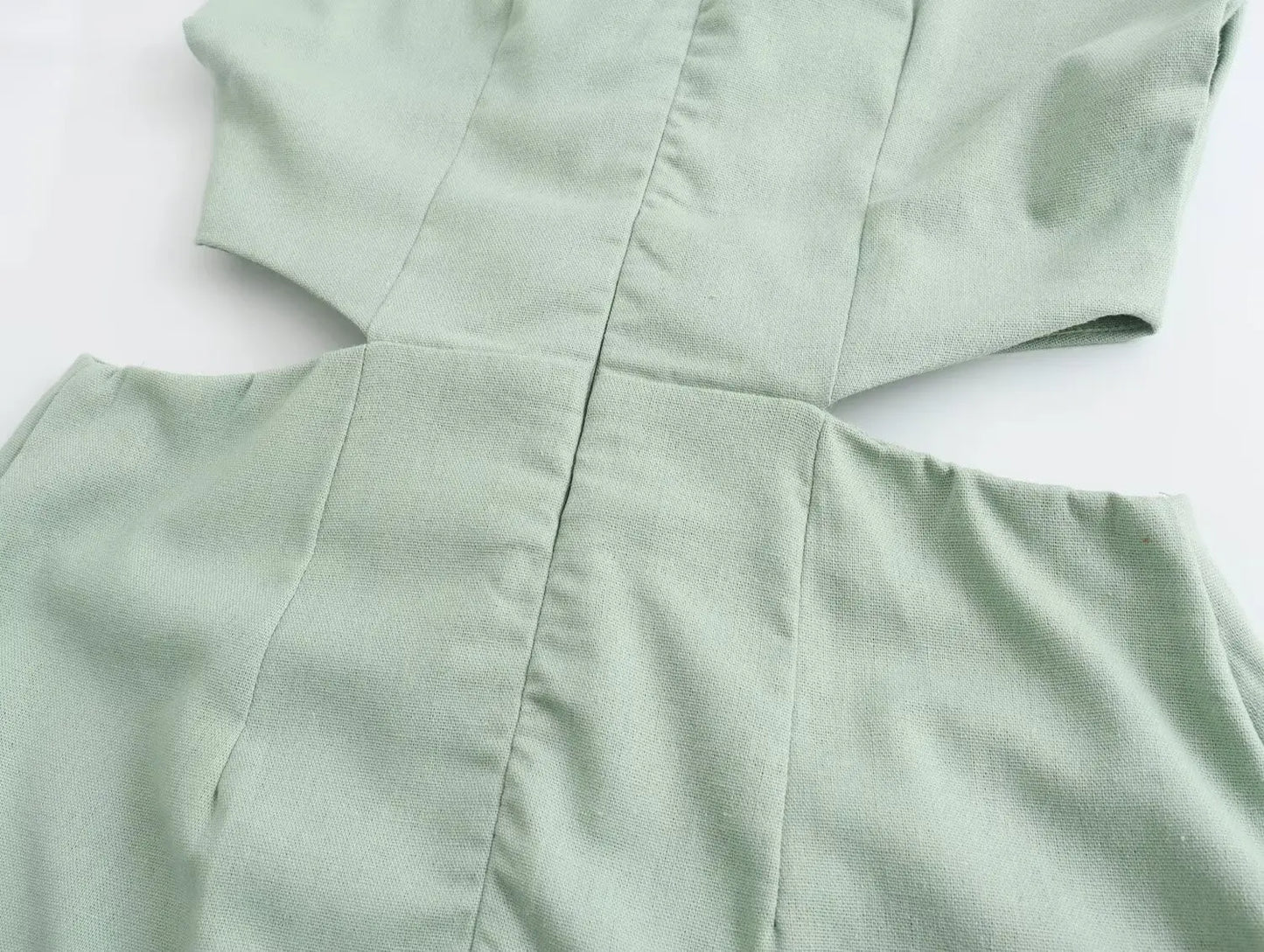 Elegant damekjole med udskæring i taljen – O-hals, ærmeløs, slim fit, splitnederdel