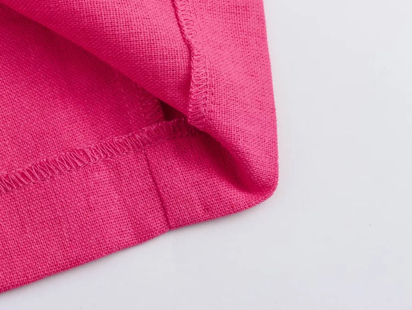 Elegant damekjole med udskæring i taljen – O-hals, ærmeløs, slim fit, splitnederdel