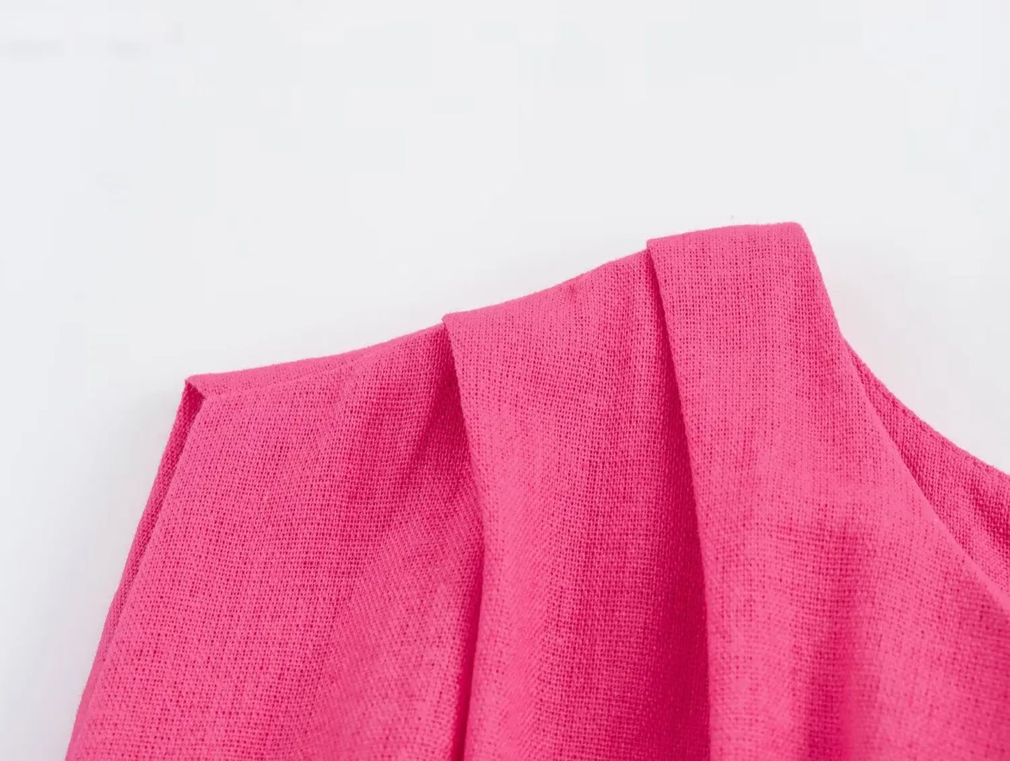 Elegant damekjole med udskæring i taljen – O-hals, ærmeløs, slim fit, splitnederdel