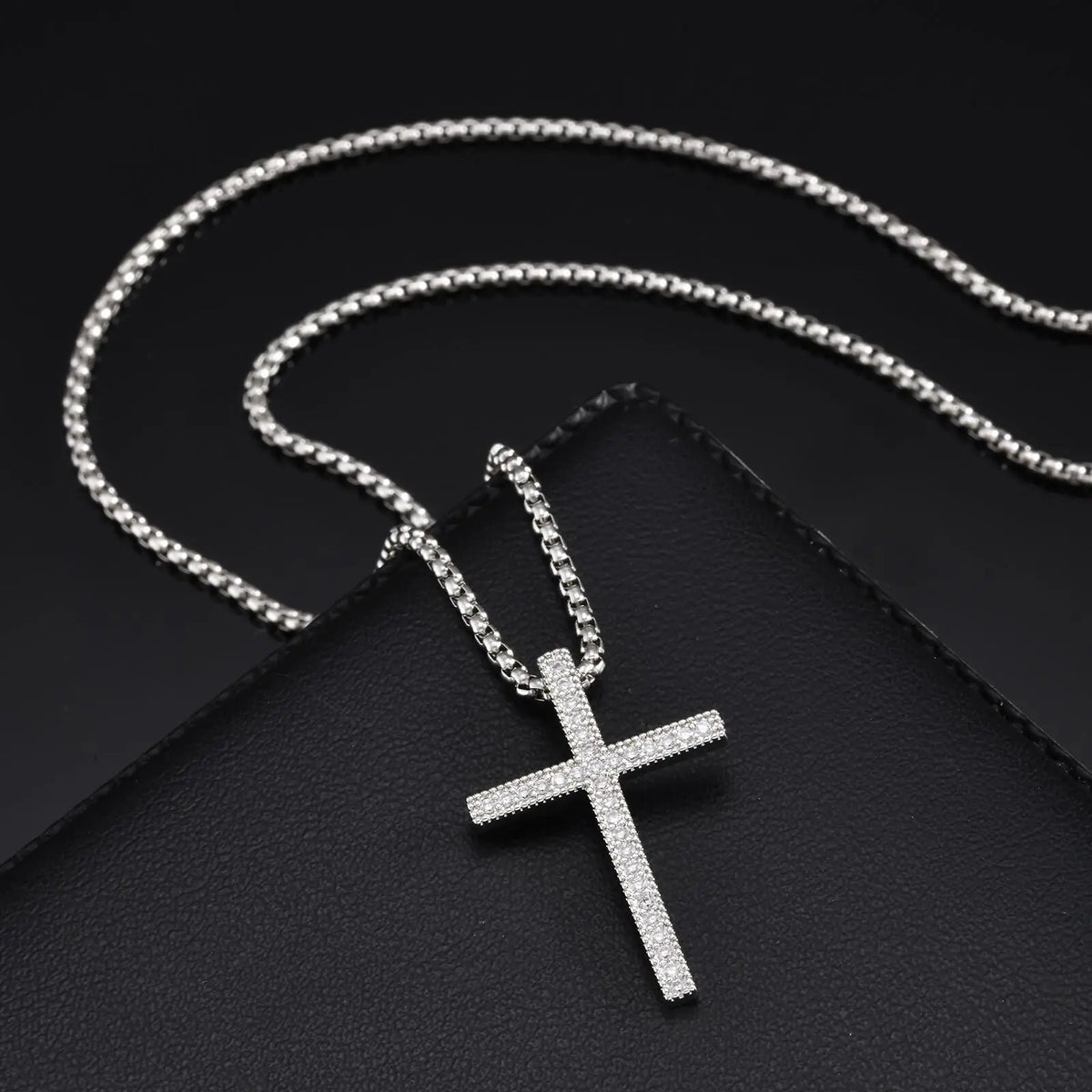 Collar colgante cruzado de circón bling con cadena de cajas, color unisex plateado sencillo cristo cruzado para hombres mujeres