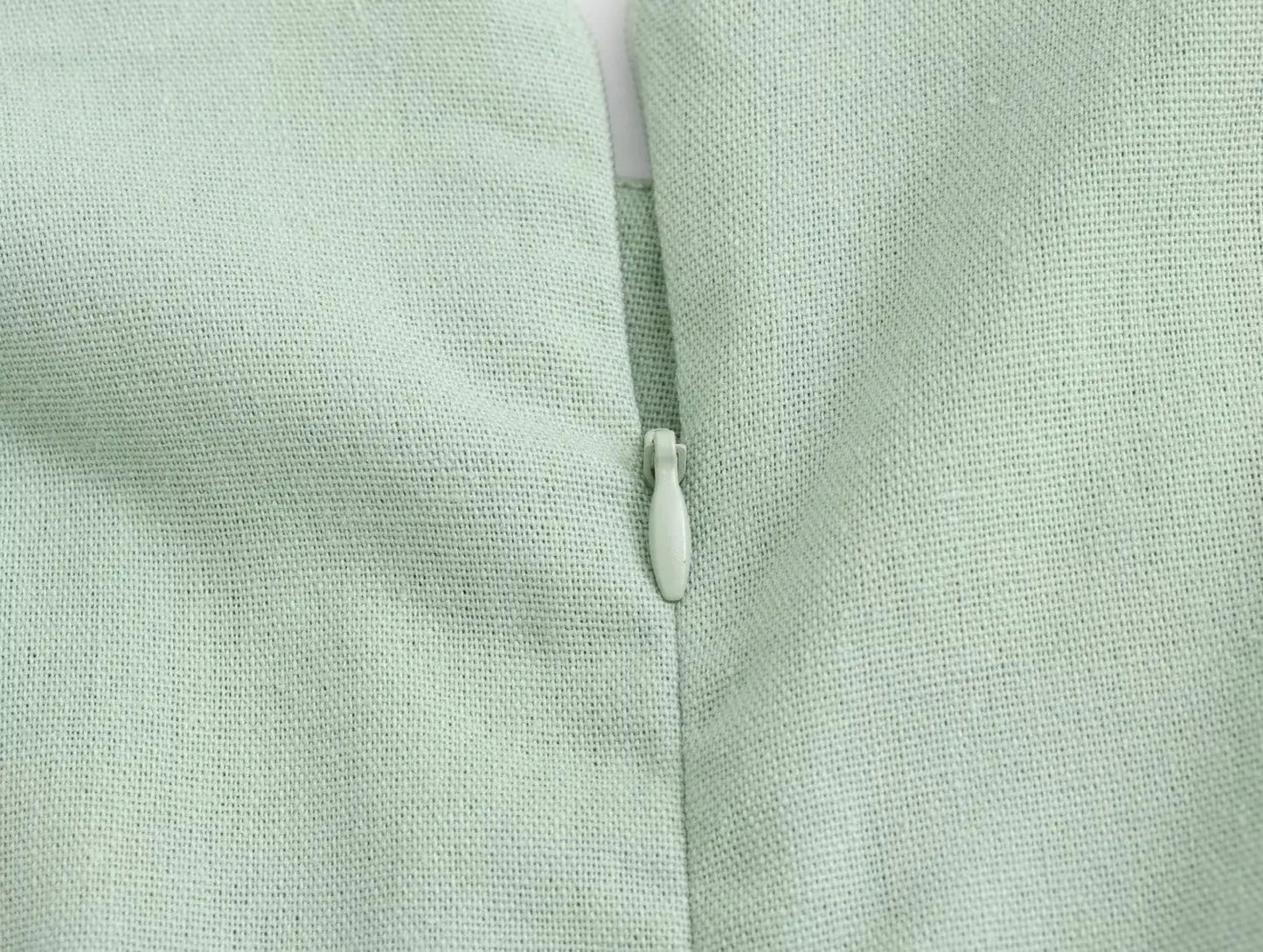 Elegant damekjole med udskæring i taljen – O-hals, ærmeløs, slim fit, splitnederdel