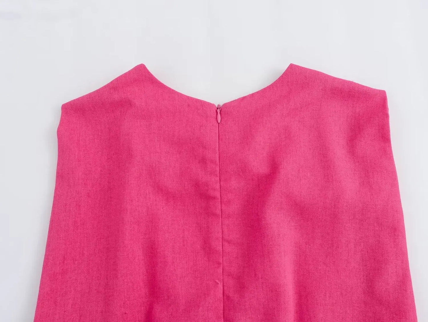 Elegant damekjole med udskæring i taljen – O-hals, ærmeløs, slim fit, splitnederdel
