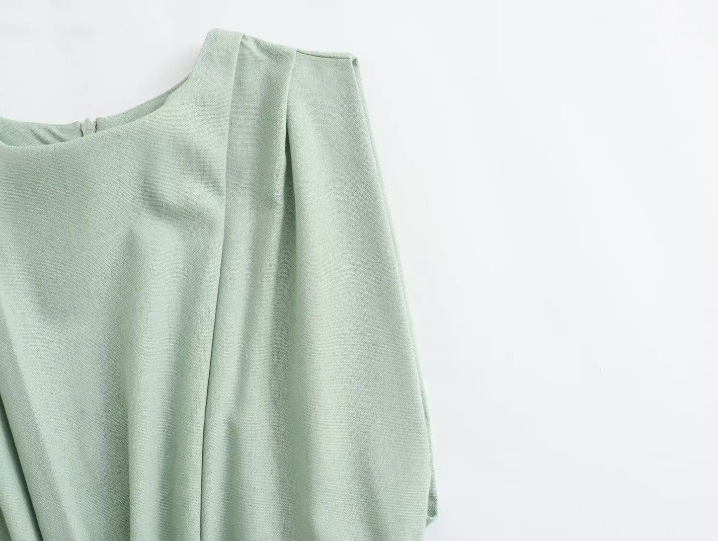 Elegant damekjole med udskæring i taljen – O-hals, ærmeløs, slim fit, splitnederdel