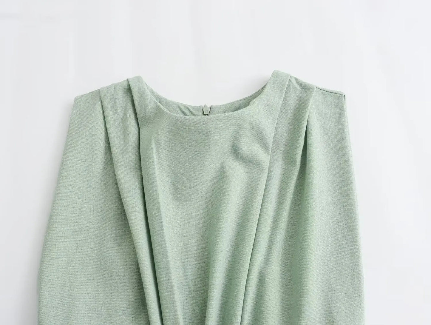 Elegant damekjole med udskæring i taljen – O-hals, ærmeløs, slim fit, splitnederdel