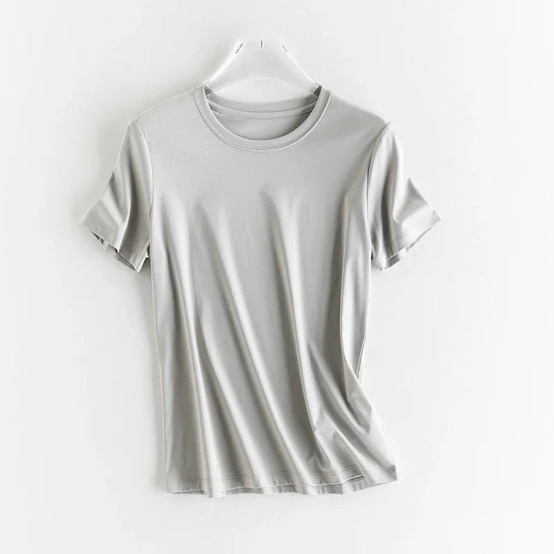 T-shirt i siden och merceriserad bomull – Upplev silkesmjukhet och sofistikerad stil – Finns i v-ringad och rund halsringning