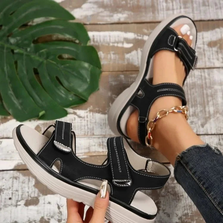Sandales de style sport confortables pour femmes - talon épais, conception de lait transversal et velcro réglable