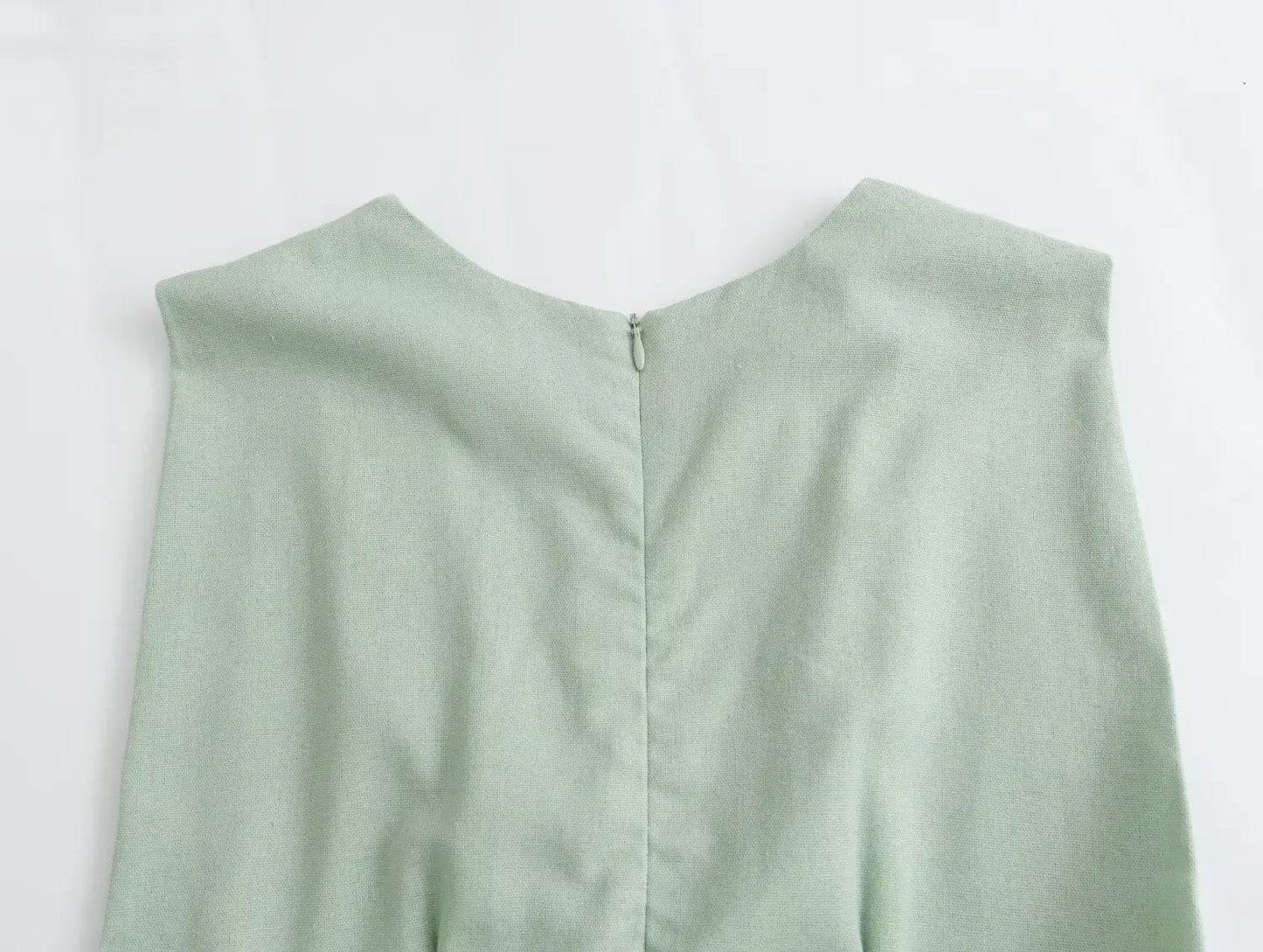Elegant damekjole med udskæring i taljen – O-hals, ærmeløs, slim fit, splitnederdel