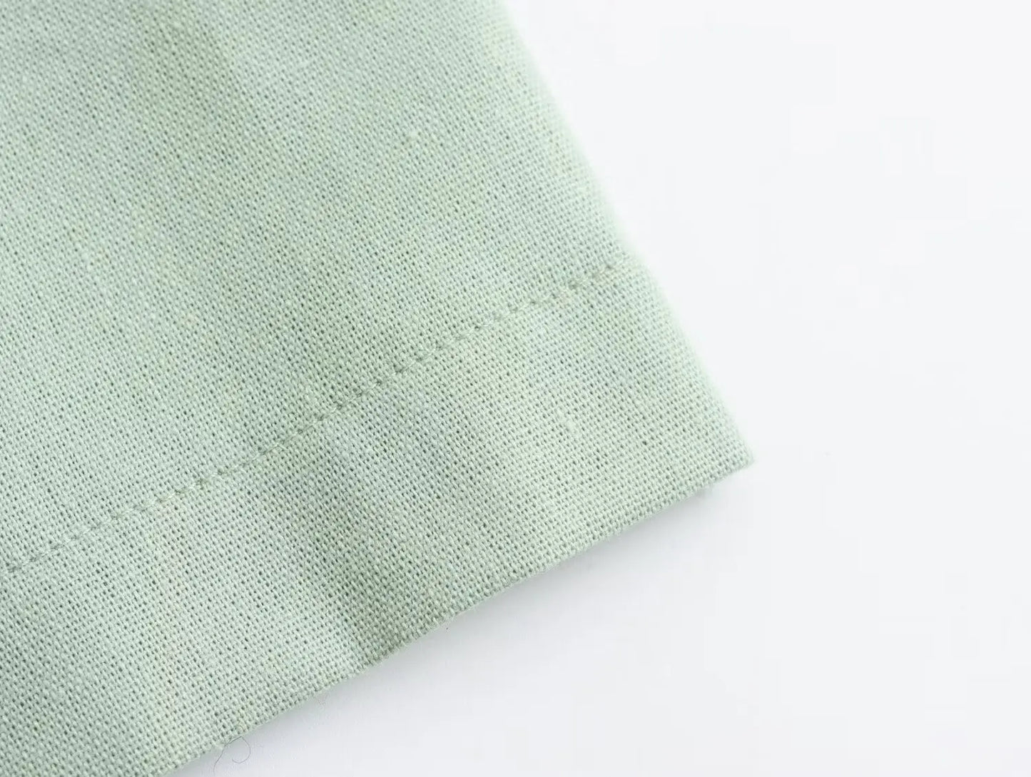 Elegant damekjole med udskæring i taljen – O-hals, ærmeløs, slim fit, splitnederdel
