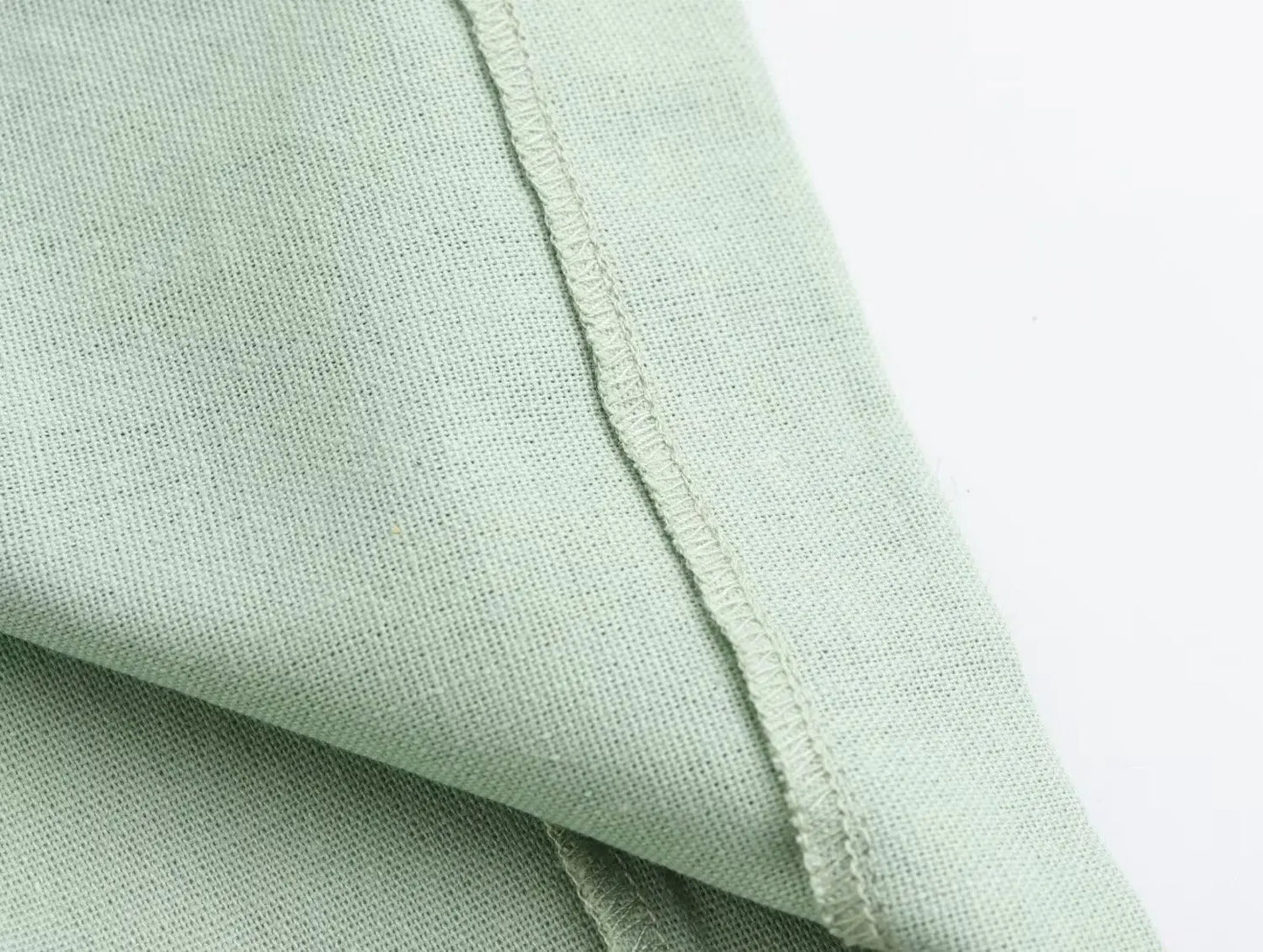 Elegant damekjole med udskæring i taljen – O-hals, ærmeløs, slim fit, splitnederdel