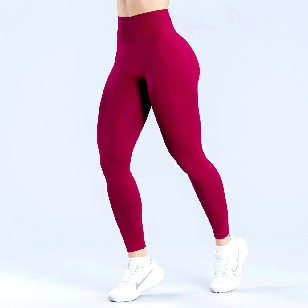 Peach-lift yogabyxor med trippel midjeband – hög midja, skulpterande passform och andningskomfort för gym och vardagsbruk.