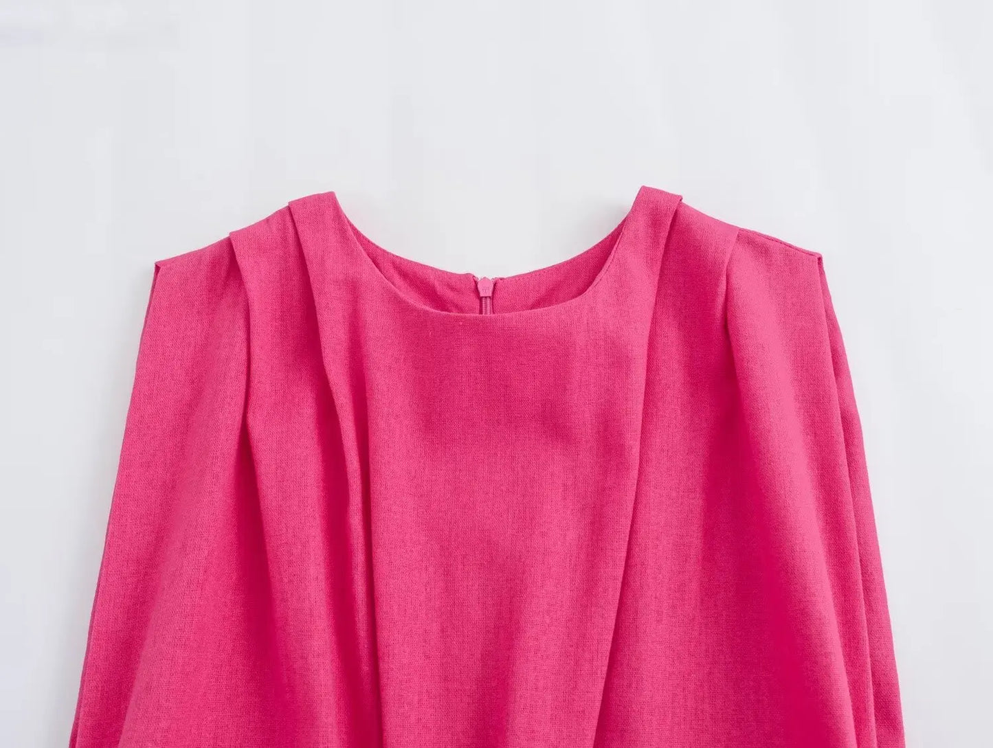 Elegant damekjole med udskæring i taljen – O-hals, ærmeløs, slim fit, splitnederdel
